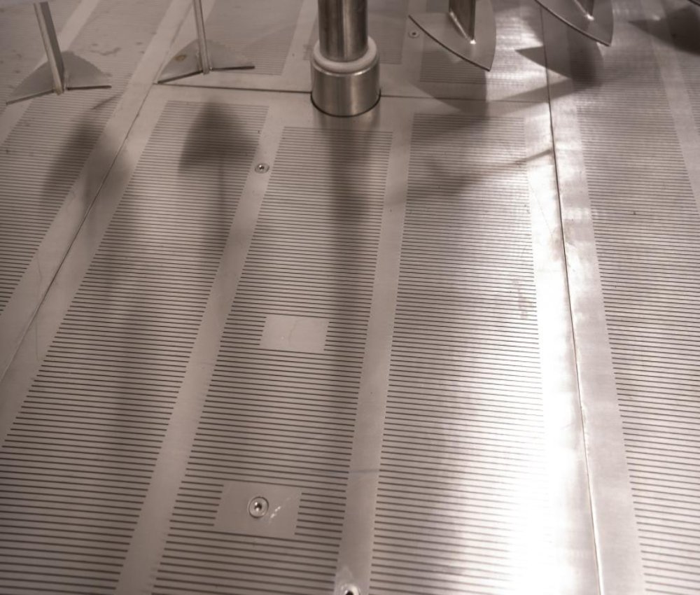 啤酒設備過濾罐內的濾板被耕刀刮起是怎么回事？